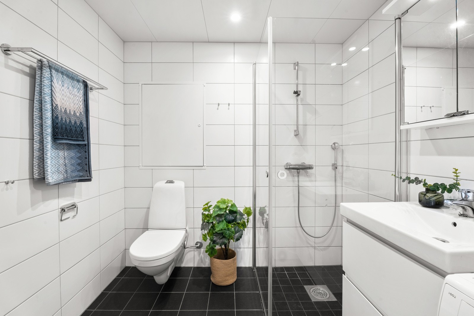Videre er badet utstyrt med toalett og dusjhjørne Galleribilde