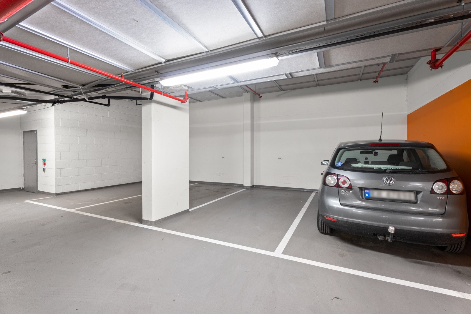 Parkeringsplass i garasje medfølger boligen ved salg. Plassen ligger rett utenfor døra til heisen. Galleribilde