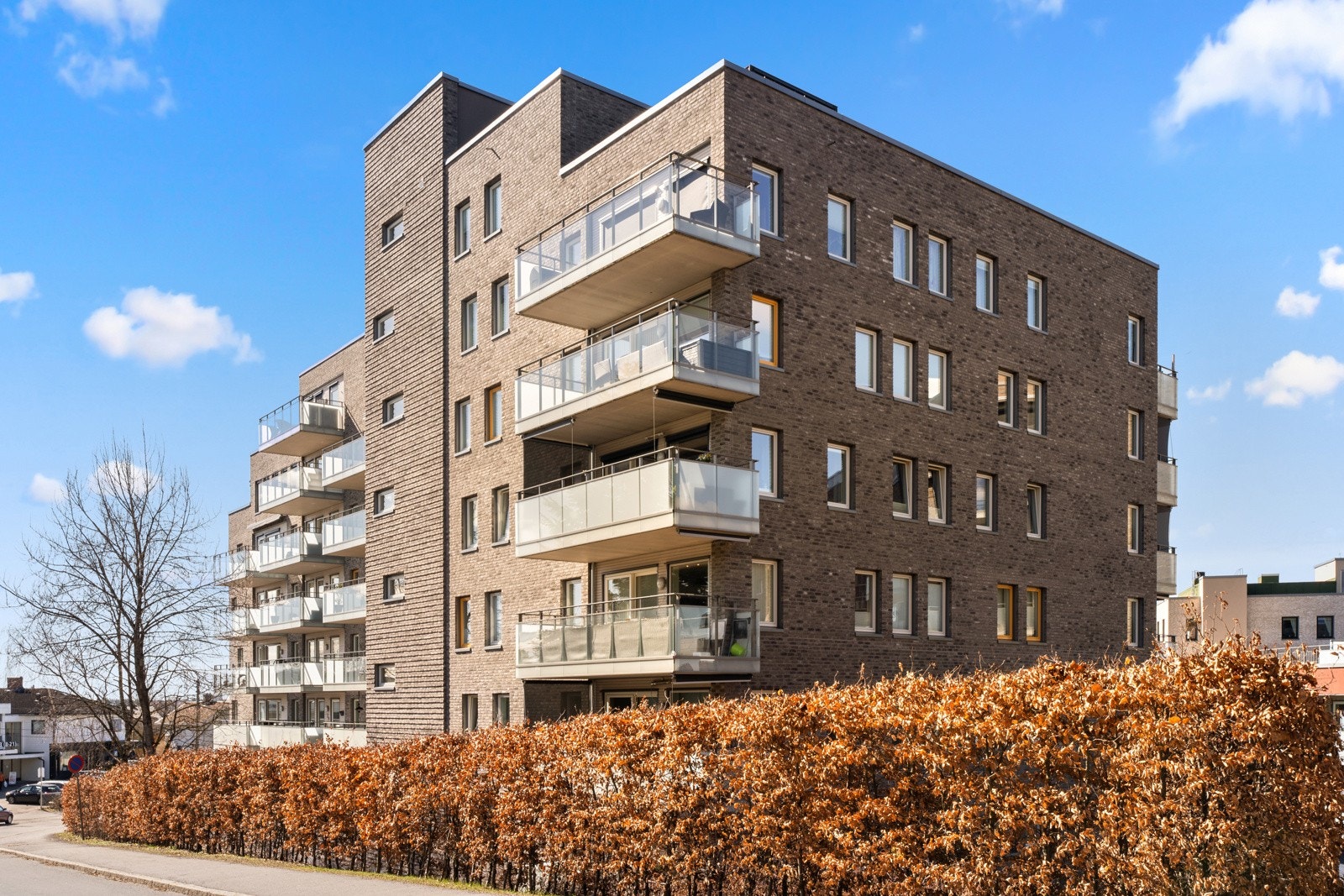 Leiligheten ligger plassert i byggets 2. etasje med balkong vendt mot rolig område Galleribilde