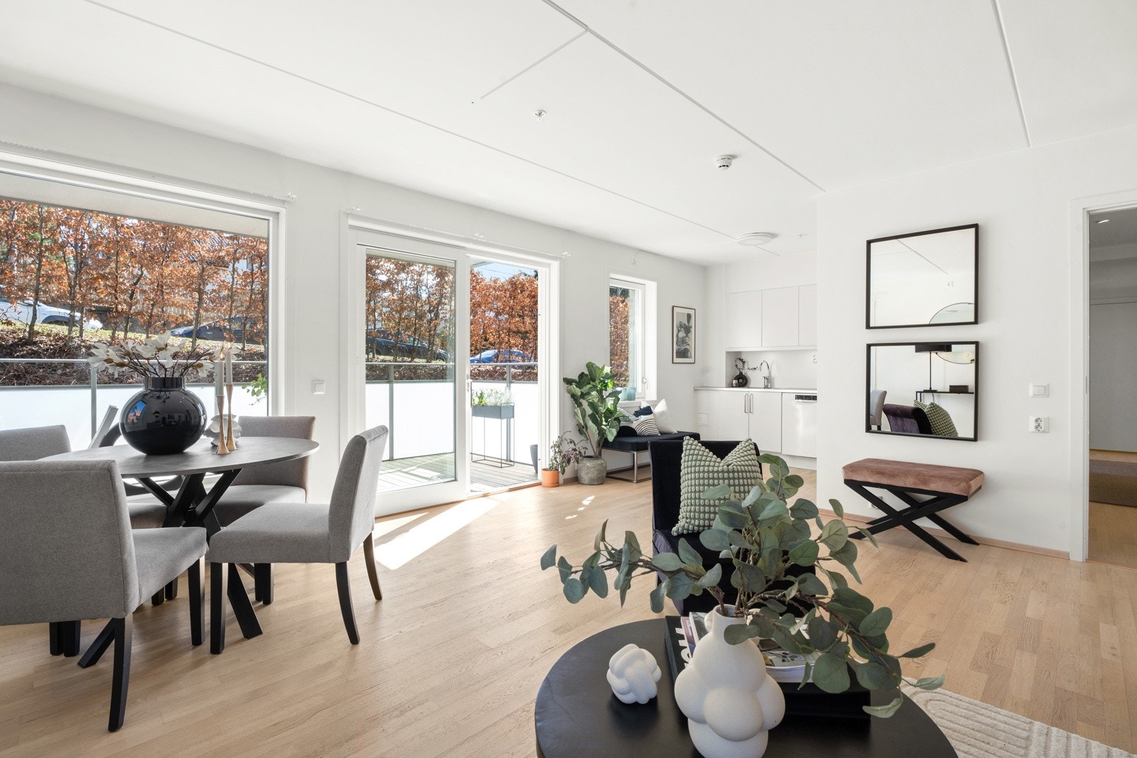 Stuen har godt med naturlig lys fra store vindusflater Galleribilde