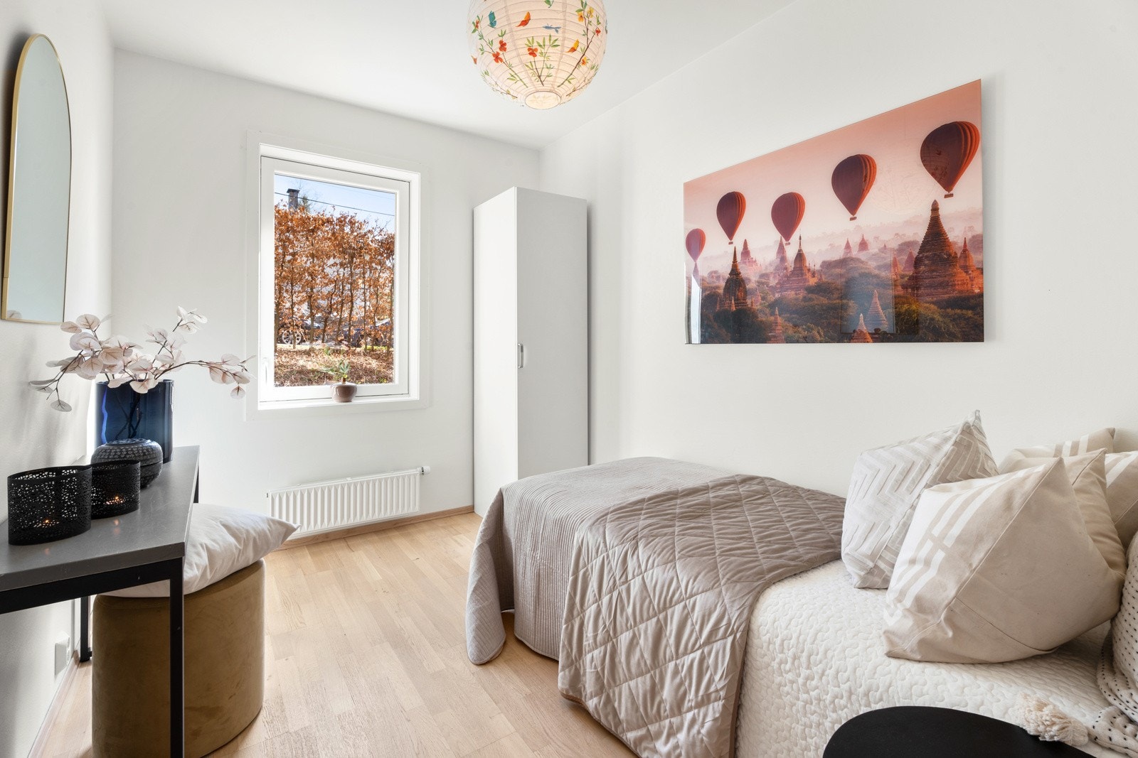 Leilighetens andre soverom har møbleringsmuligheter for seng og det en måtte ha behov for. Galleribilde
