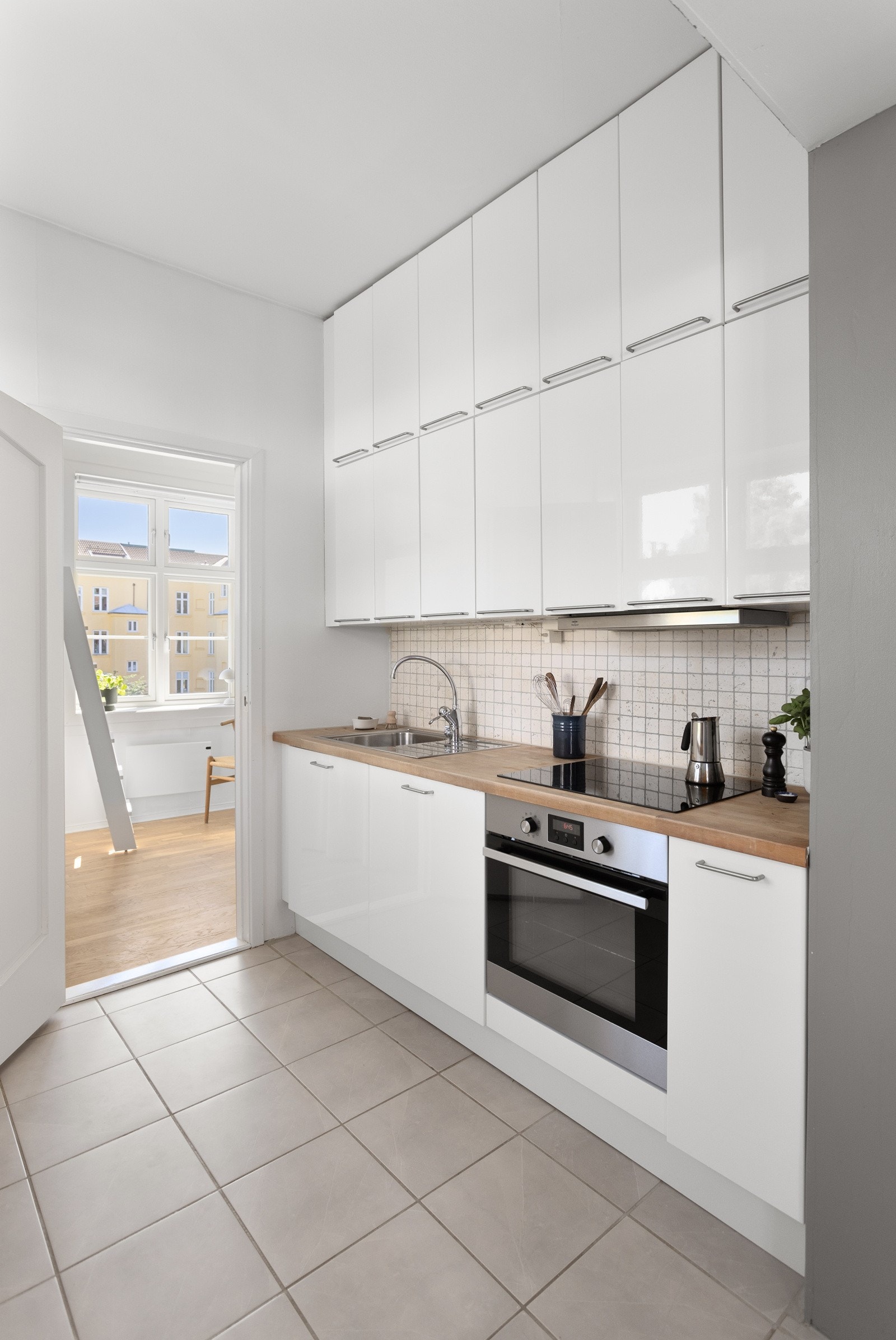 Moderne kjøkkeninnredning fra 2007 med god skap- og benkeplass. Nye fronter 2022. Kjøkkenet er utstyrt med integrerte hvitevarer som medfølger i handelen. Galleribilde