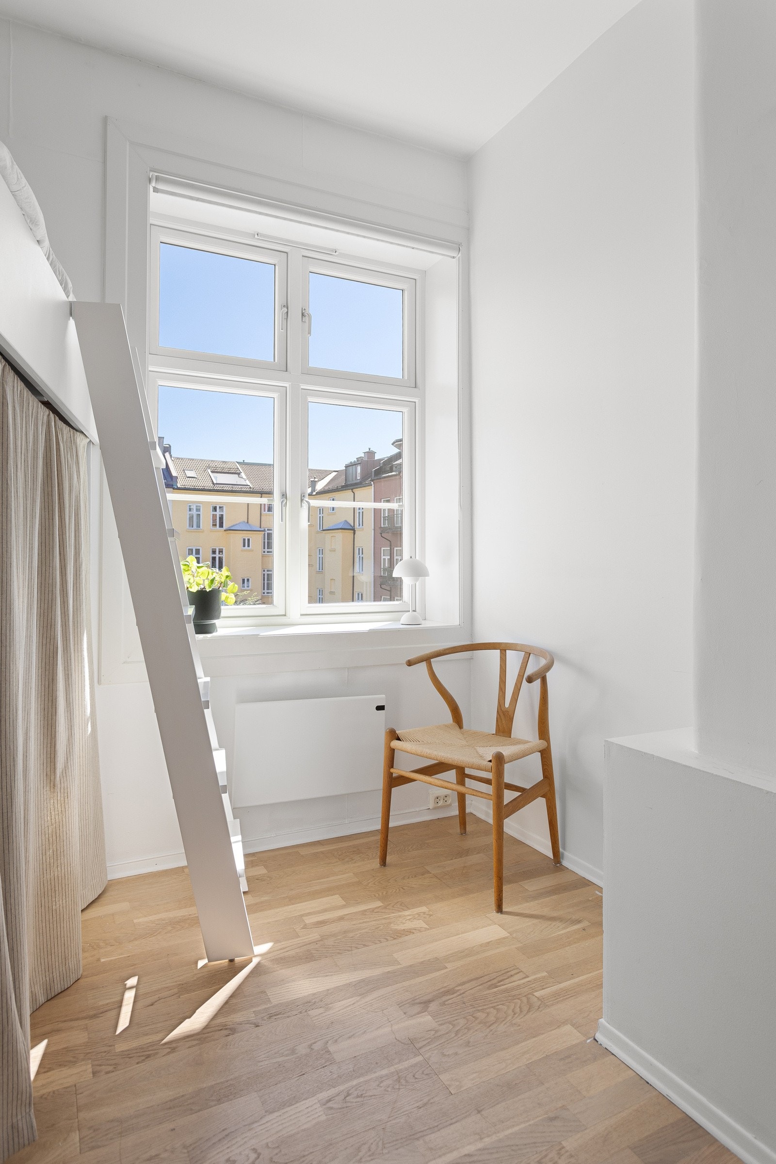 Leiligheten har et lyst og koselig soverom som vender ut mot rolig bakgård uten biltrafikk. Galleribilde