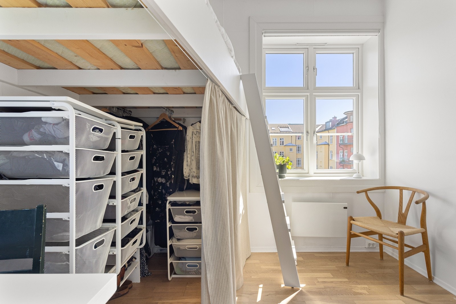 Den gode takhøyden er smart utnyttet med en praktisk plassbygget hems som medfølger i handelen. Under sengen har du både kontorplass og oppbevaringsplass. Galleribilde