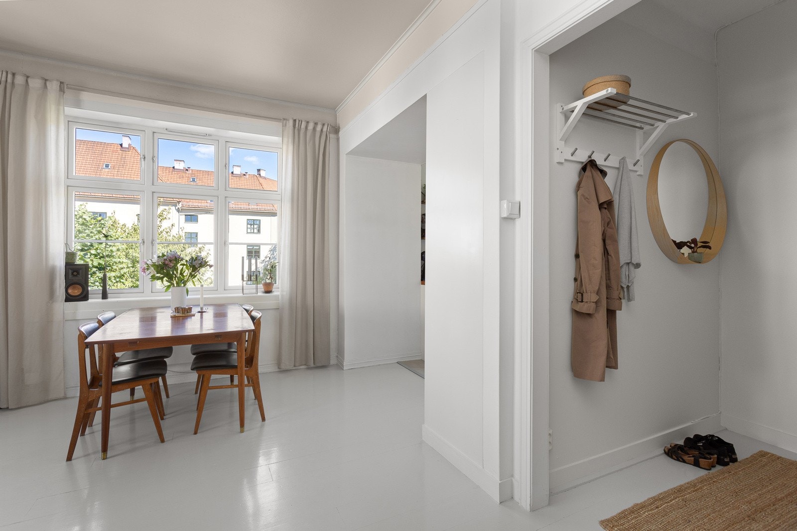 Du ønskes velkommen inn i en lys og hyggelig entré med plass til sko og oppheng av yttertøy. Galleribilde