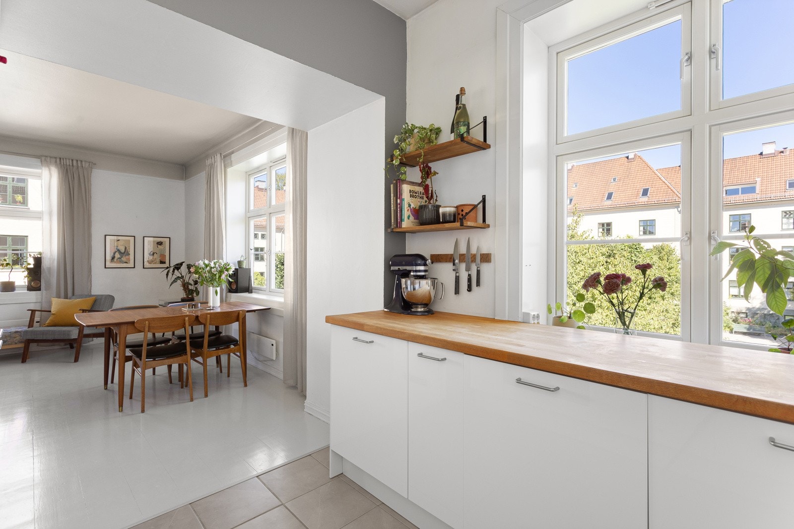 Medfølgende integrerte hvitevarer som stekeovn, nedfelt platetopp, oppvaskmaskin og kjøleskap med frysedel. Galleribilde