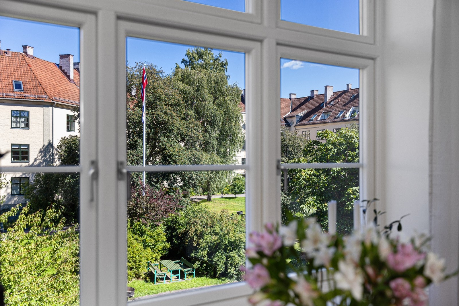 Alle vinduene i leiligheten var nye i 2017, og det er brede vinduskarmer for planter og dekor. Galleribilde