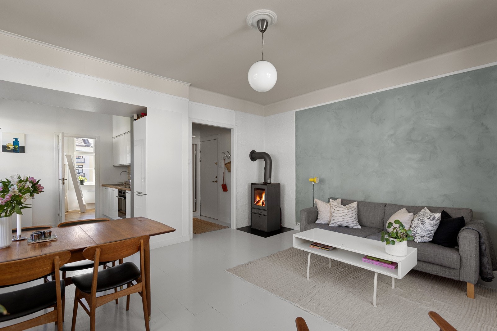 Stuen er romslig med god plass til både sofagruppe med salongbord, mediemøblement og et spisebord. Galleribilde