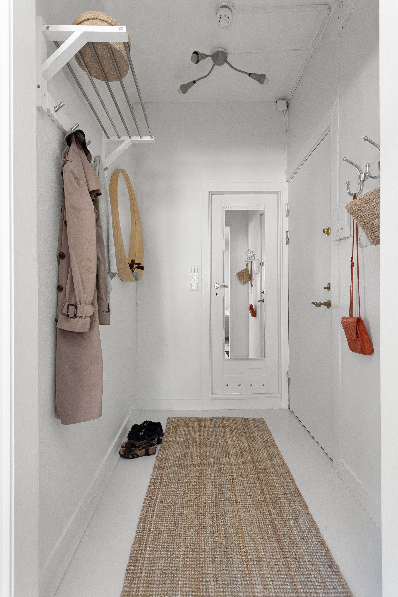 Entréen har lysmalte tregulv og lysmalte overflater. Montert porttelefon på vegg og sikringsskap med automatsikringer i felles trapperom. Galleribilde