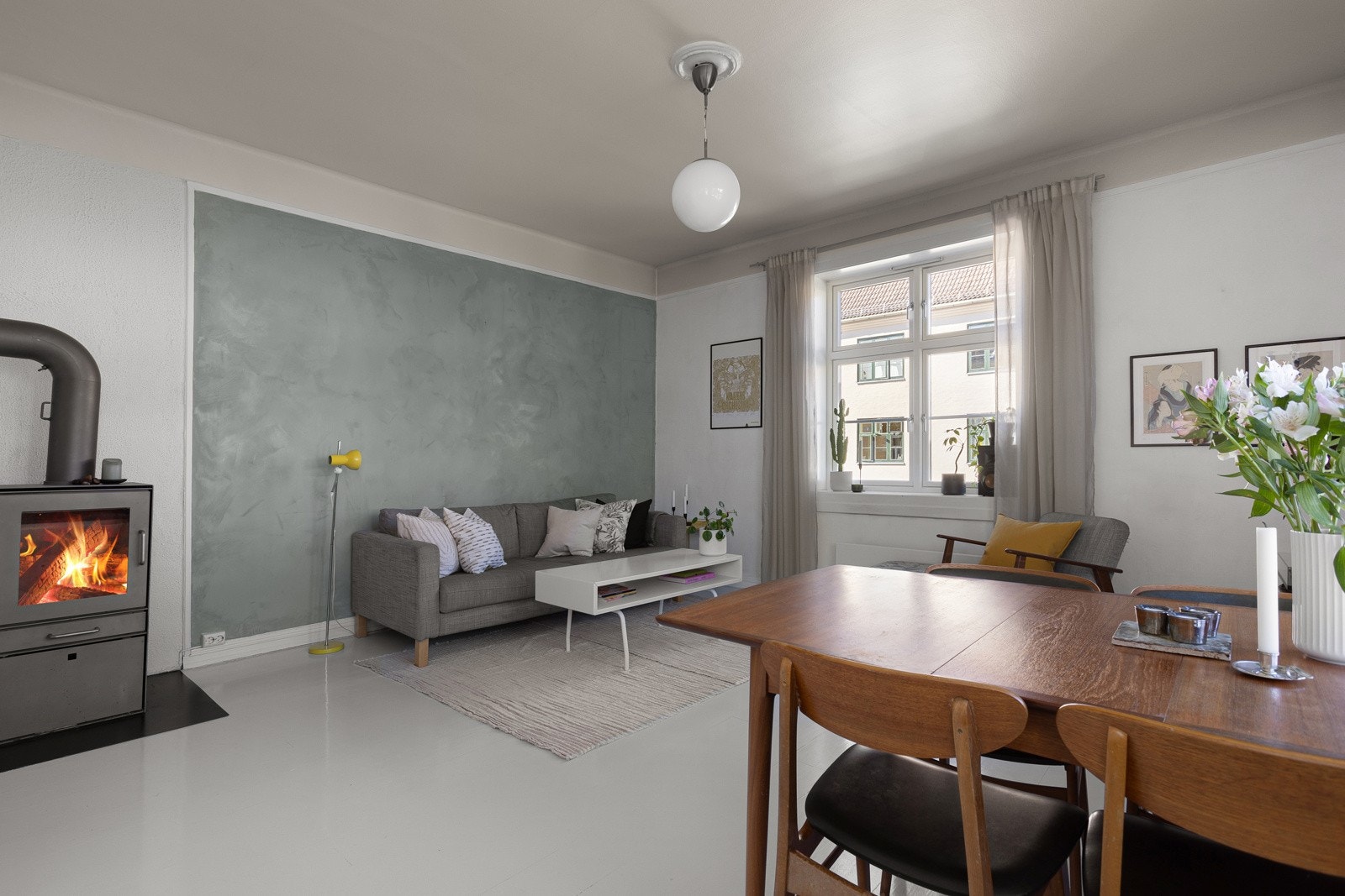 Leiligheten har en god intern beliggenhet i indre gårdsrom og på hjørnet i byggets 3. etasje. Galleribilde