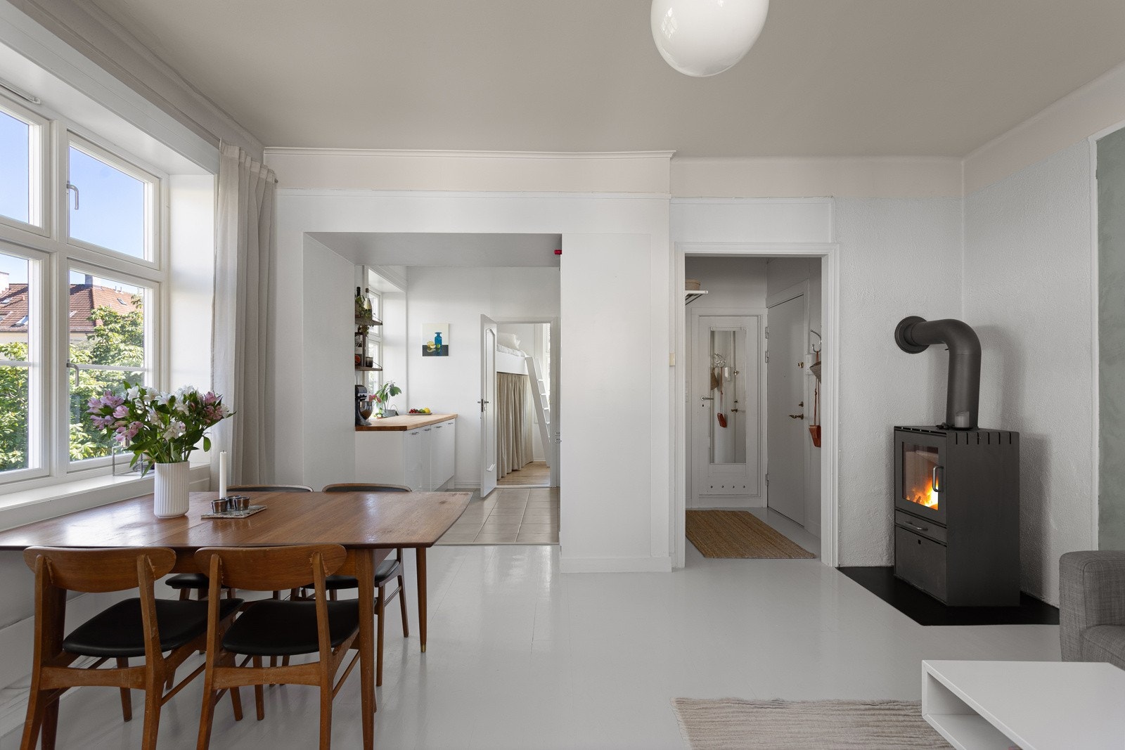 Kjøkkenet ligger i en fin, sosial og åpen løsning med stuen. Galleribilde