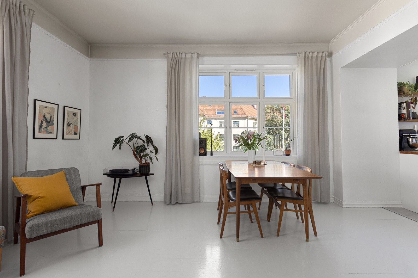 Lysinnslippet sammen med den gode takhøyden på ca. 2,8 meter bidrar til en god og luftig romfølelse. Galleribilde