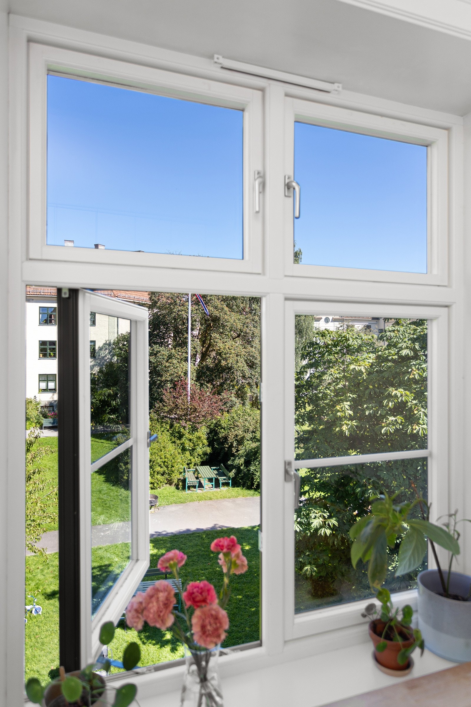 Også på kjøkkenet har du en stor klassisk vindusflate med hyggelig utsyn over den frodige fine bakgården. Galleribilde