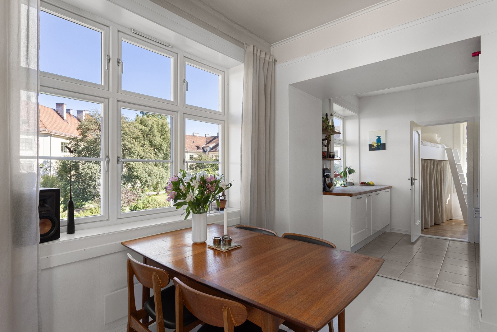 Hele leiligheten ligger i indre gårdsrom. Galleribilde