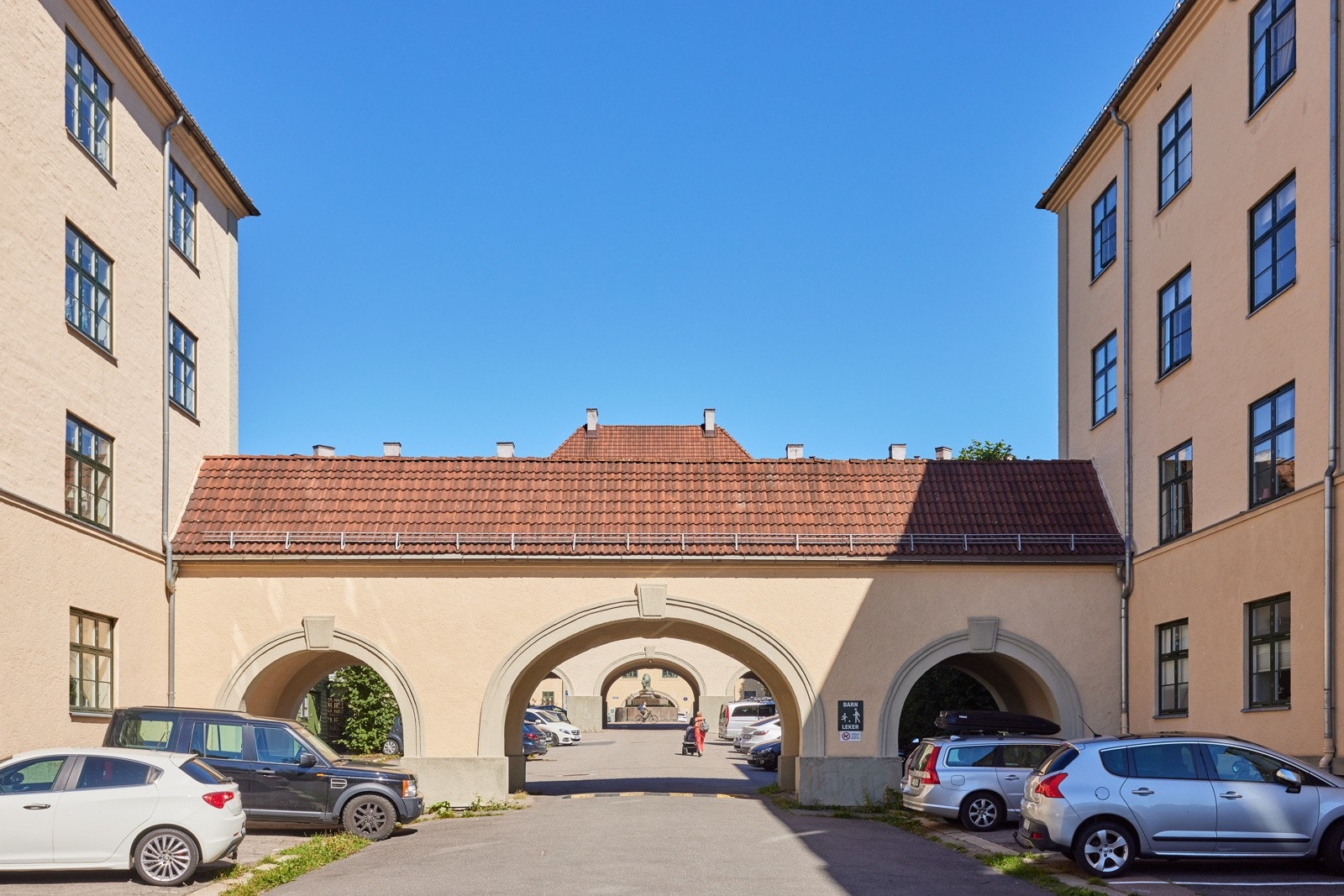 Leiligheten har fin beliggenhet i populære "Italiagården" på Torshov, med Torshovparken og andre grøntområder rett rundt hjørnet. Galleribilde