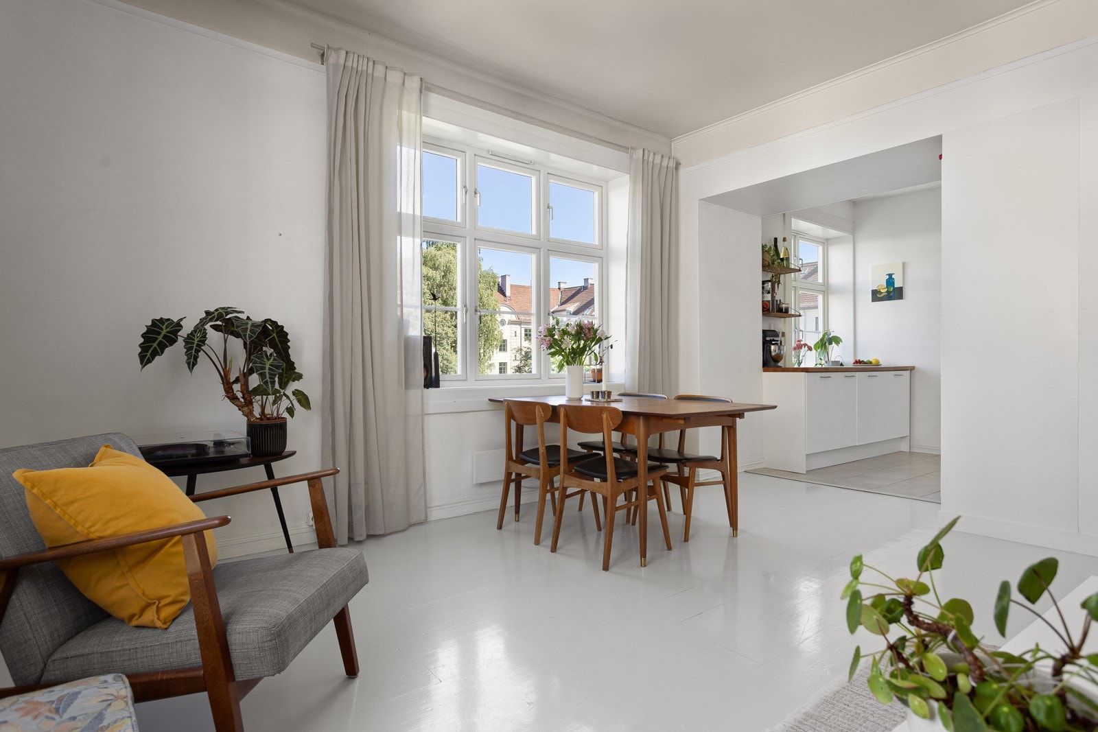 Beliggenheten på hjørnet i byggets 3. etasje med to store klassiske vindusflater sørger for rikelig med naturlig lys. Galleribilde