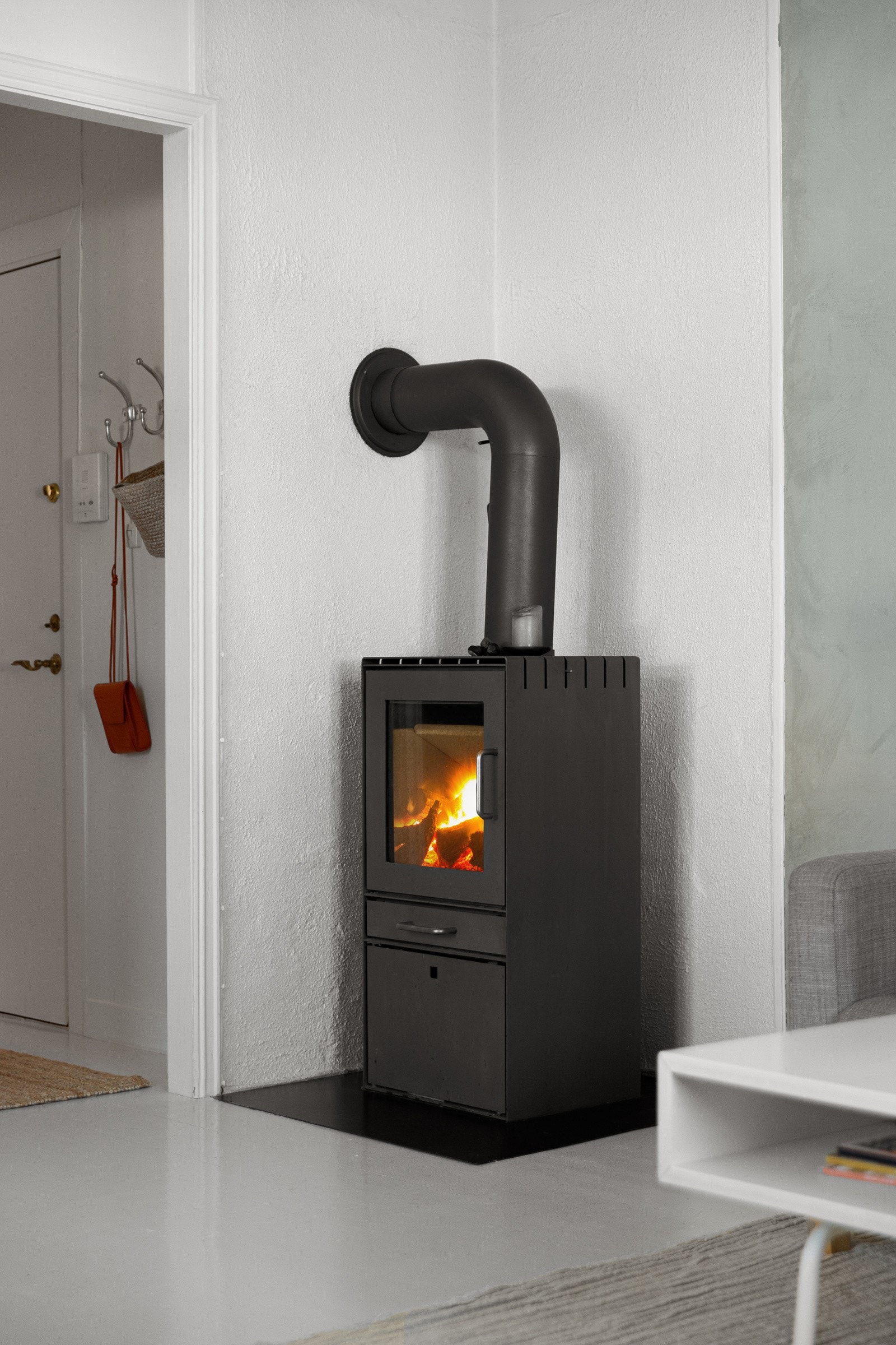 I hjørnet av stuen har du en moderne vedovn som varmer godt på kalde høst- og vinterdager, samt bidrar til hygge. Galleribilde