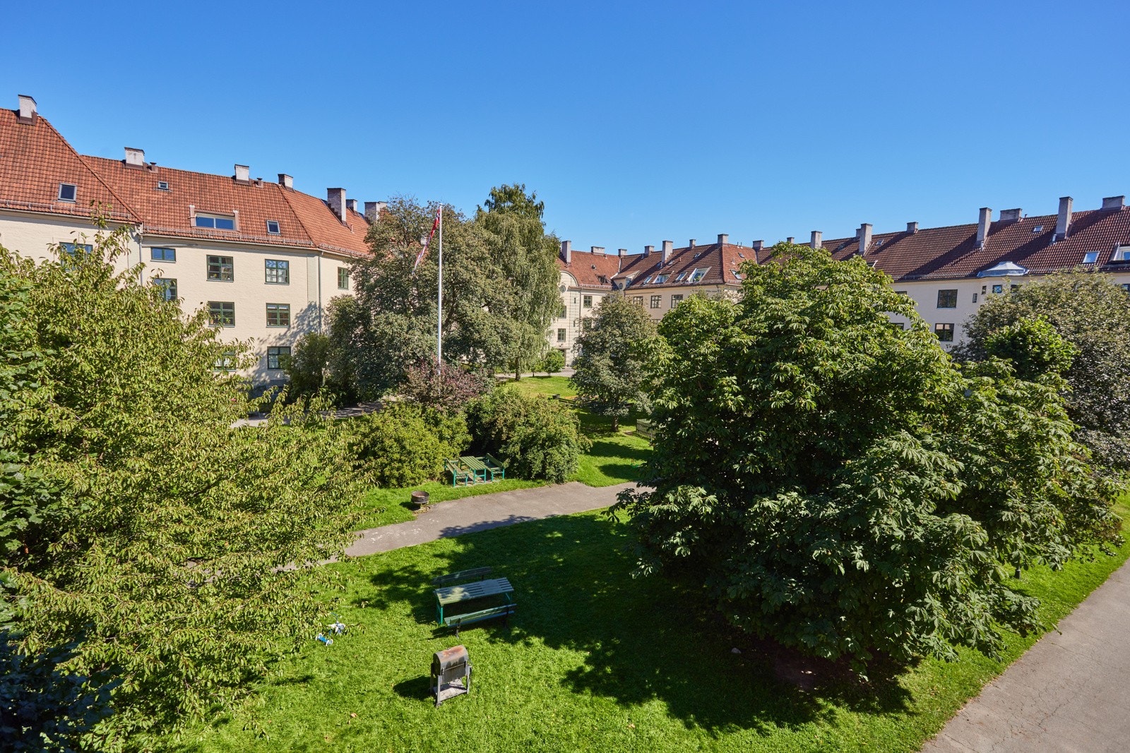 Flott utsyn over den nydelige bakgården. Galleribilde