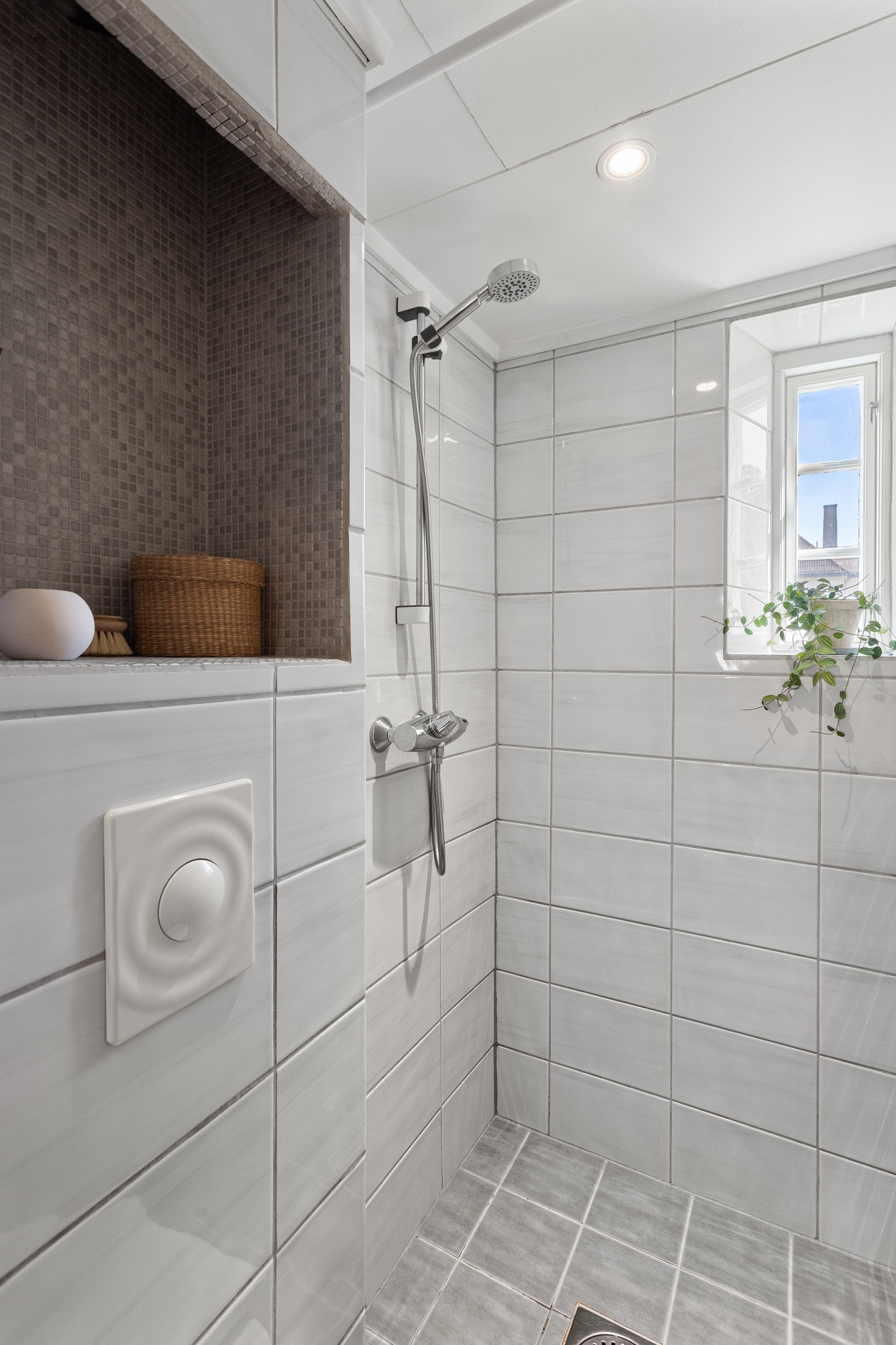 Baderommet er også utstyrt med dusjsone med forheng og vegghengt toalett. Galleribilde