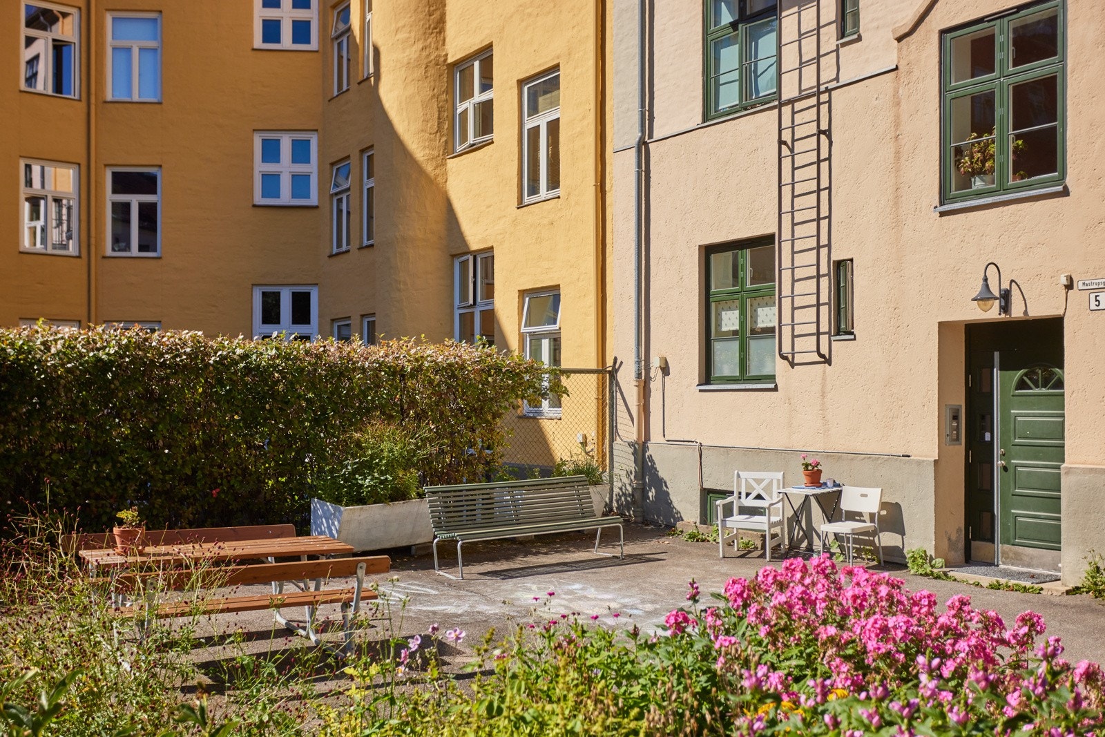 Leiligheten har en god intern beliggenhet i indre gårdsrom. Galleribilde