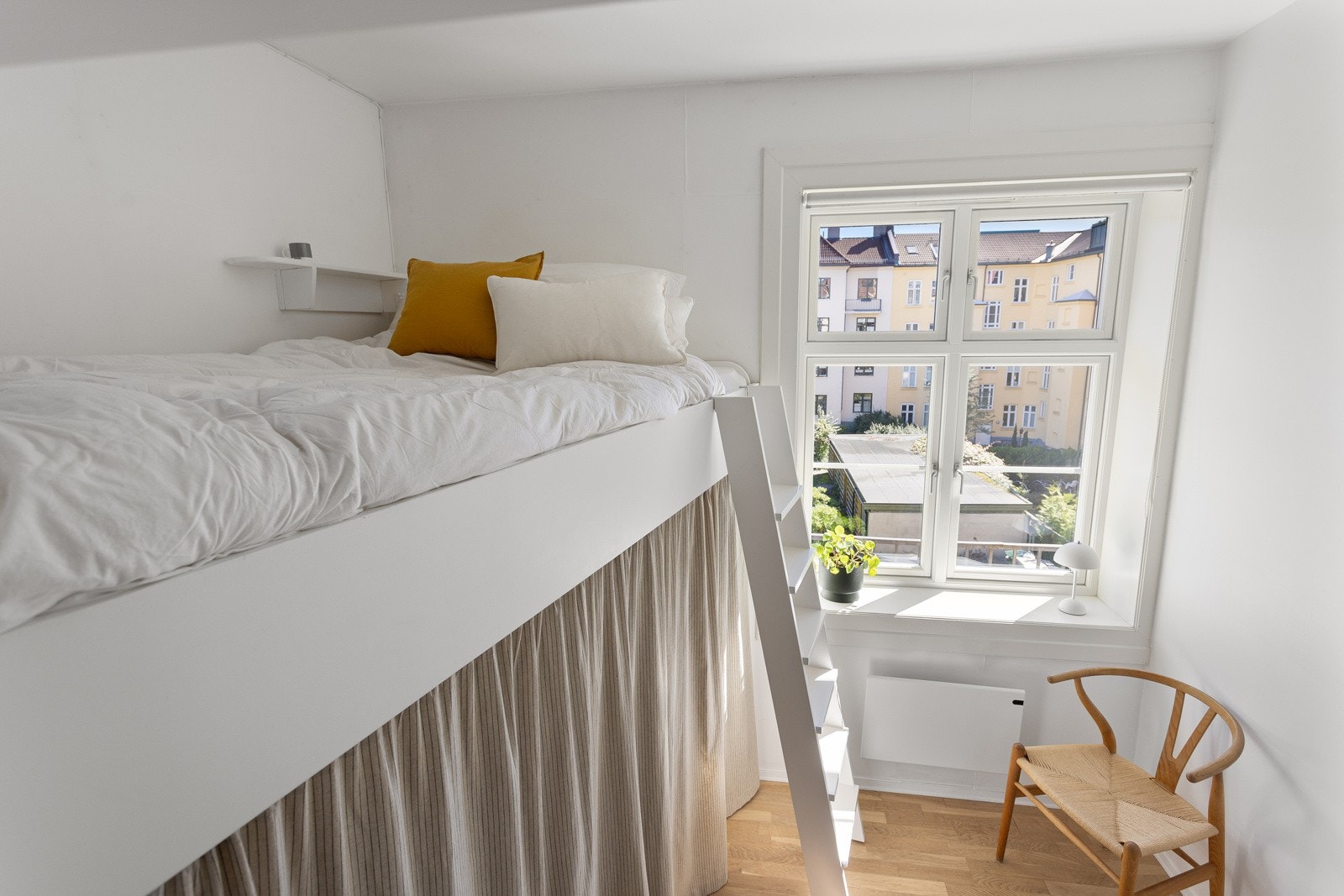 Stor klassisk vindusflate og god takhøyde gir en luftig romfølelse. Galleribilde