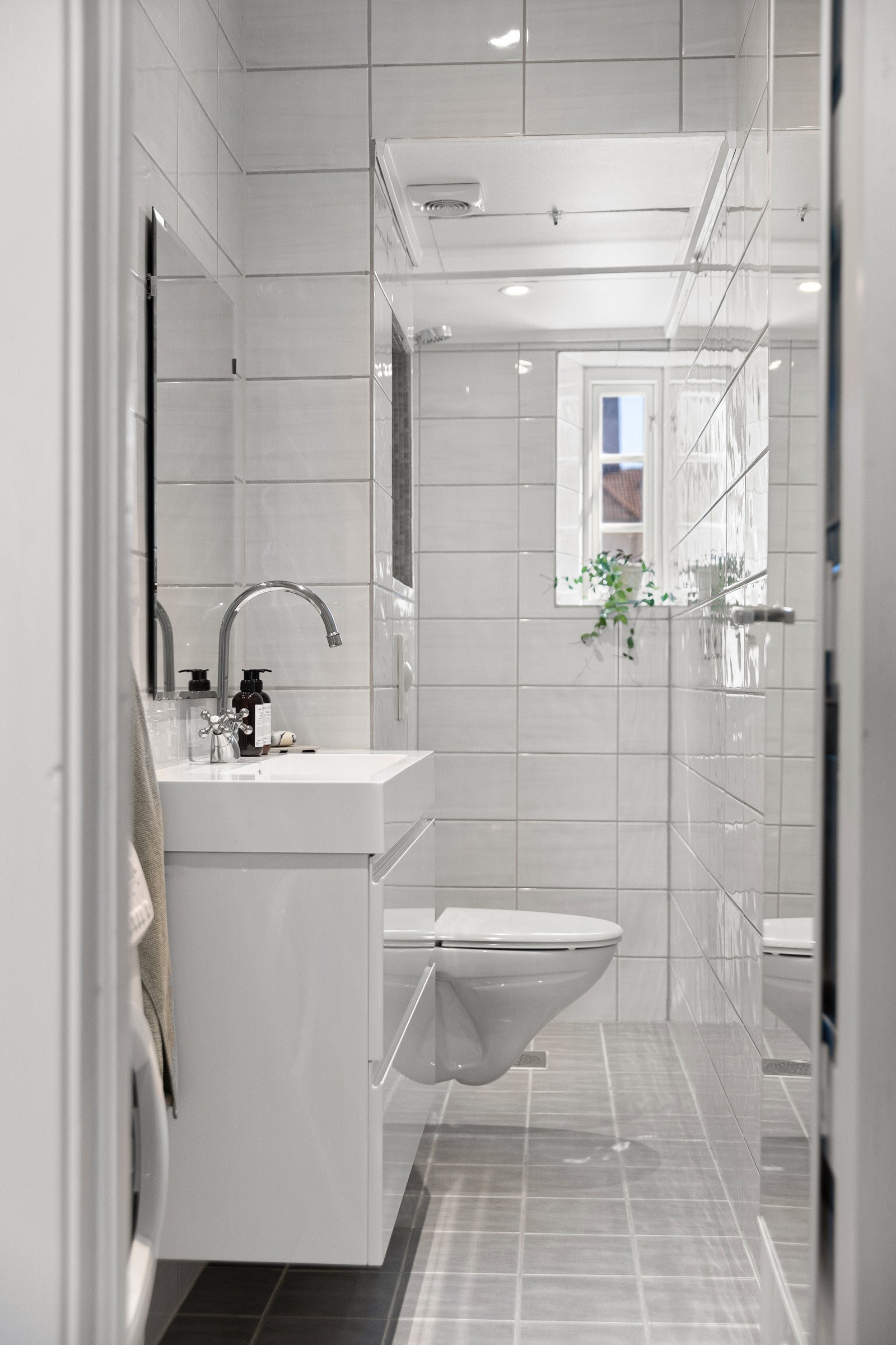 Leiligheten har et lyst og delikat flislagt baderom som ble pusset opp i 2006. Baderommet har grå fliser på gulv med gulvvarme, lyse fliser på veggene, downlights i himlingen og mekanisk avtrekk. Galleribilde