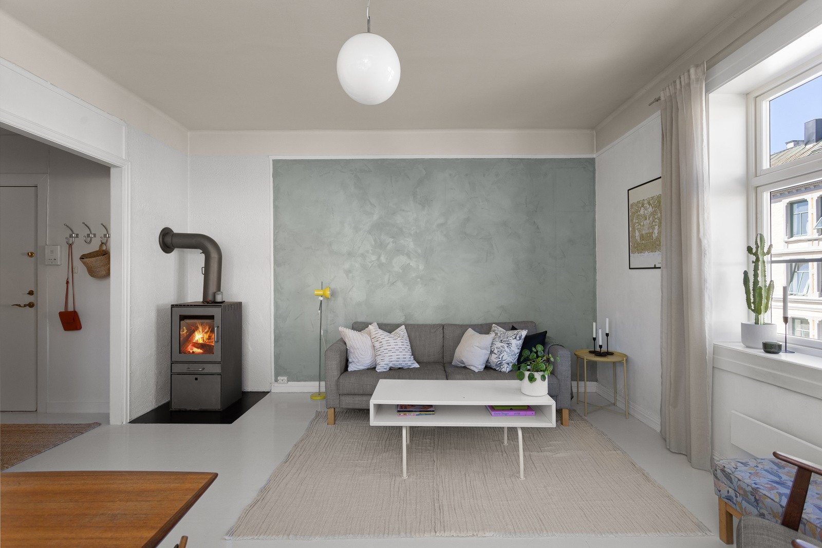 Stuen har god standard med lysmalte tregulv, lysmalte overflater med en stilig kontrastvegg og himling malt i en nydelig farge. Galleribilde