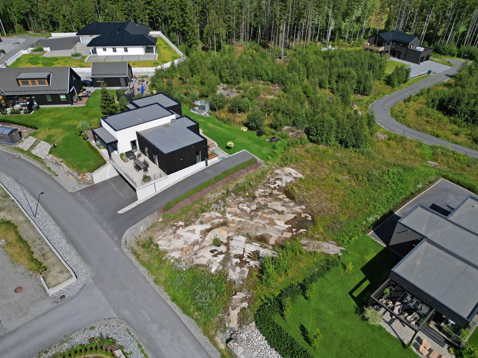 Det er lagt opp til lekeplasser, fine frionmråder, og det er kort vei til skogen med flere turmulighet rett ved. Galleribilde