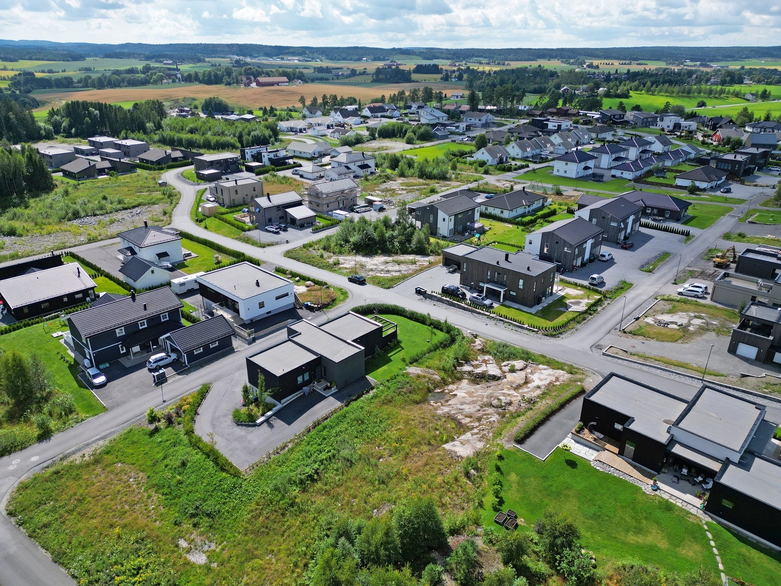 Rakkestad sentrum er omkranset av store skoger og flere fiskevann for de store naturopplevelsene. Sentrum inneholder flere butikker, bl. a vinmonopol, skobutikk og sportsbutikk. Galleribilde