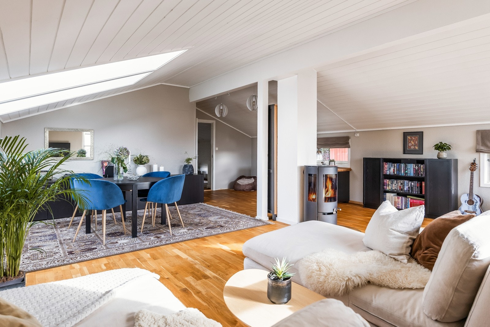 Dette er et rom med mange bruksmuligheter og kan f.eks. enkelt la seg dele opp for de som har behov for flere soverom. Galleribilde