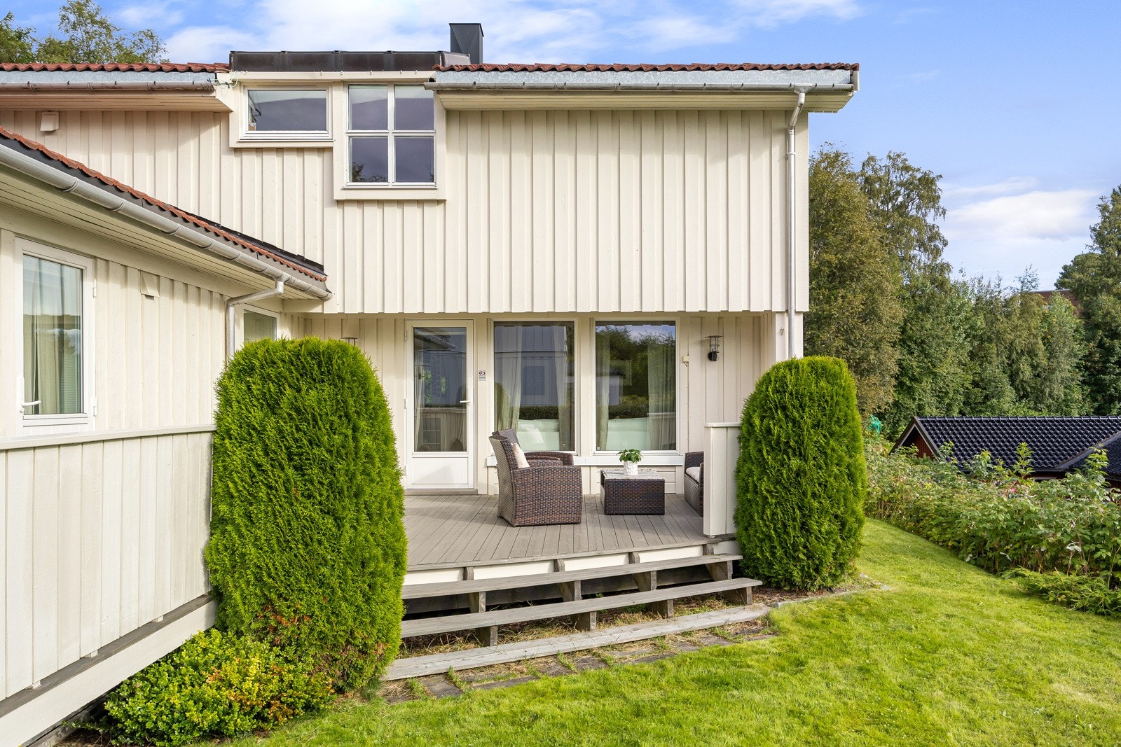 Terrasse og hage med svært gode solforhold fra tidlig morgen og helt til kl. 22 sommerstid. Galleribilde