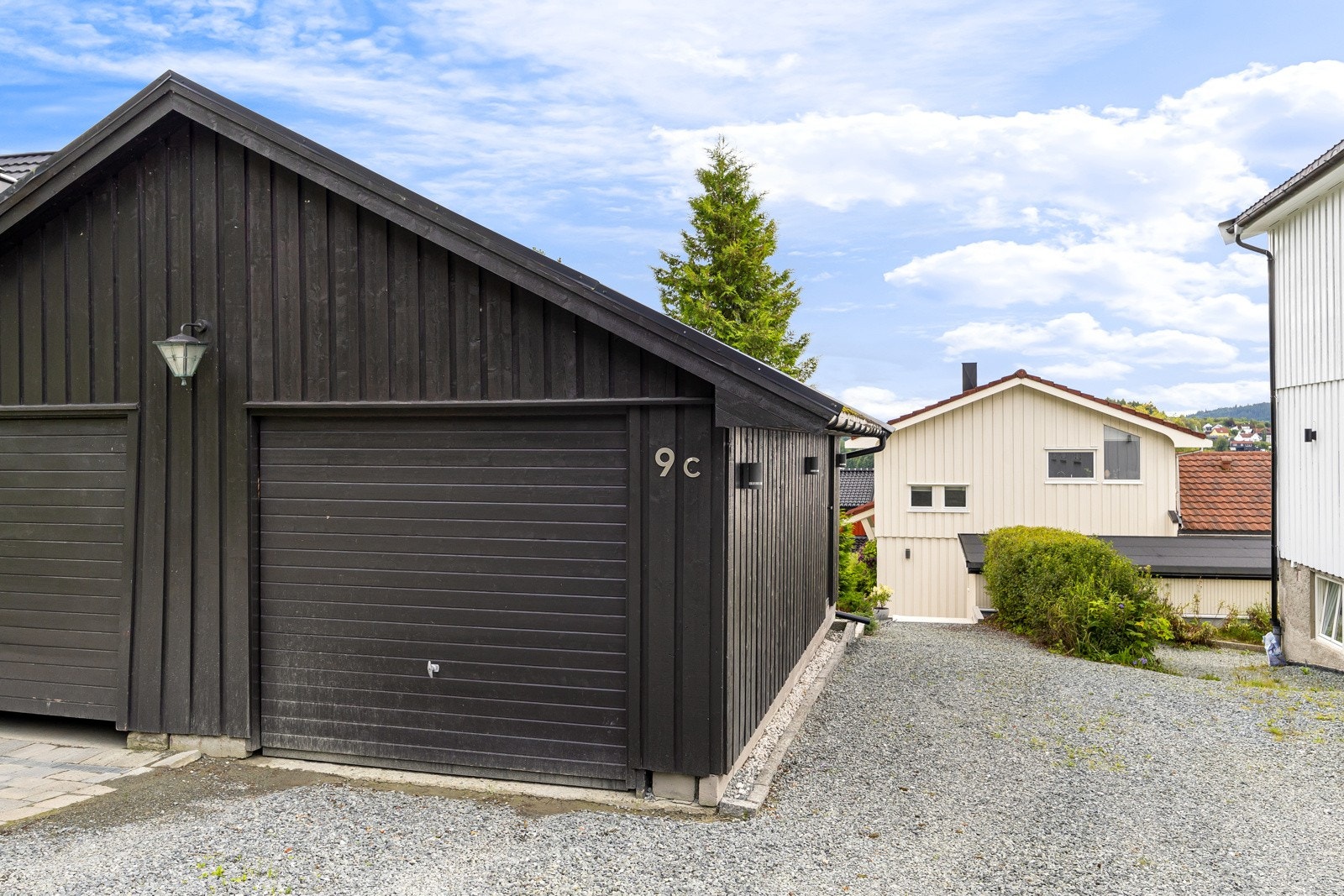 Boligen eier halvparten av en garasje som er plassert midt i tomtegrensen. Garasjen har elektrisk port. Garasjen er fysisk avdelt på midten. Ellers plass til 3 biler på egen tomt. Galleribilde
