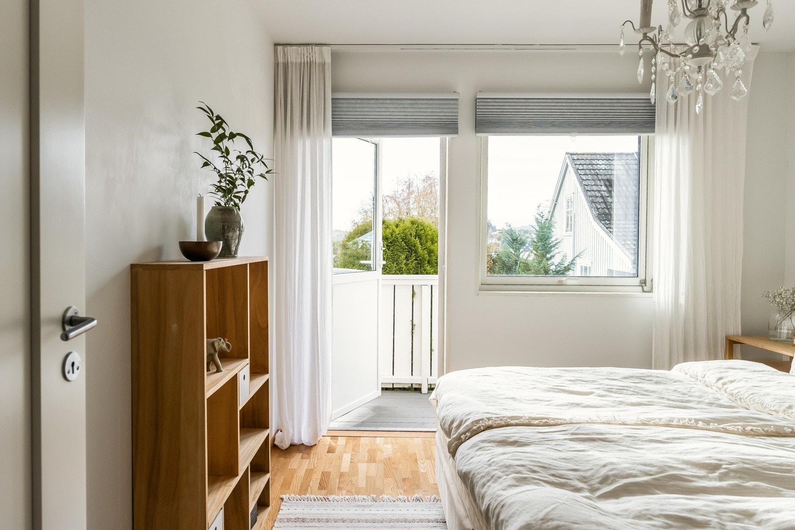 Soverommene 2 på 11m² i 1.etasje. Her har man utgang til terrasse. Galleribilde