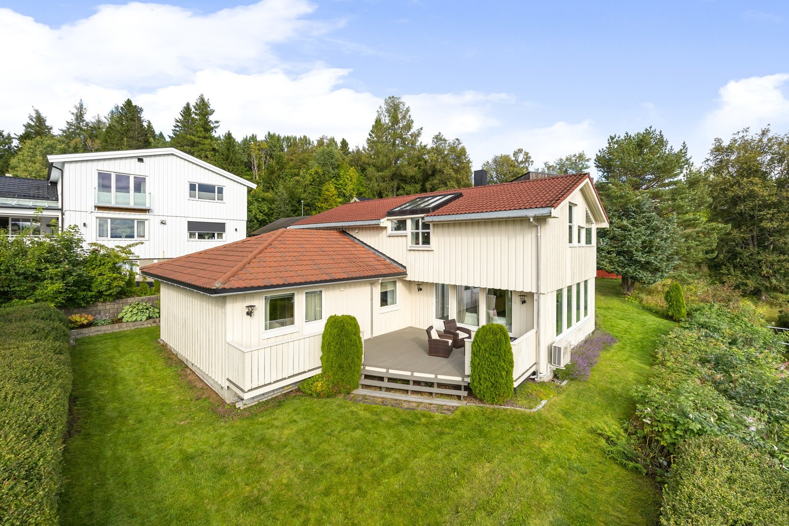 Boligen ligger i et attraktivt og rolig område på Ferstad på Byåsen med gangavstand til skoler, barnehager og idrettsanlegg. Galleribilde