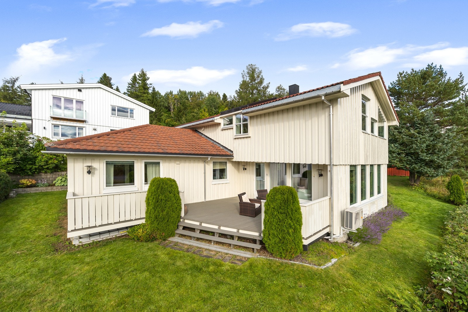 Boligen ligger fint til i et familievennlig område på Byåsen/Ferstad. Her bor man i rolige omgivelser med kun få minutters gange til Kyvannet og Bymarkas fantastiske turstinett. Galleribilde