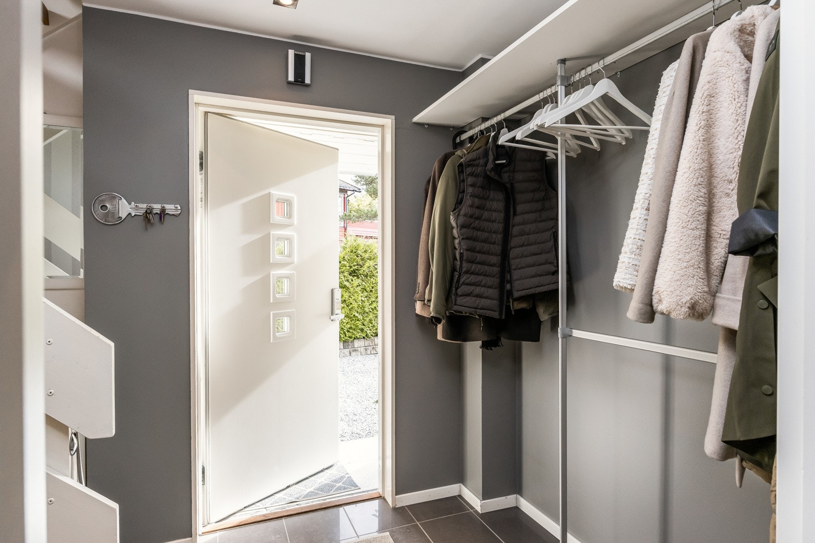 Her er garderobe og skoskap i entré. Galleribilde