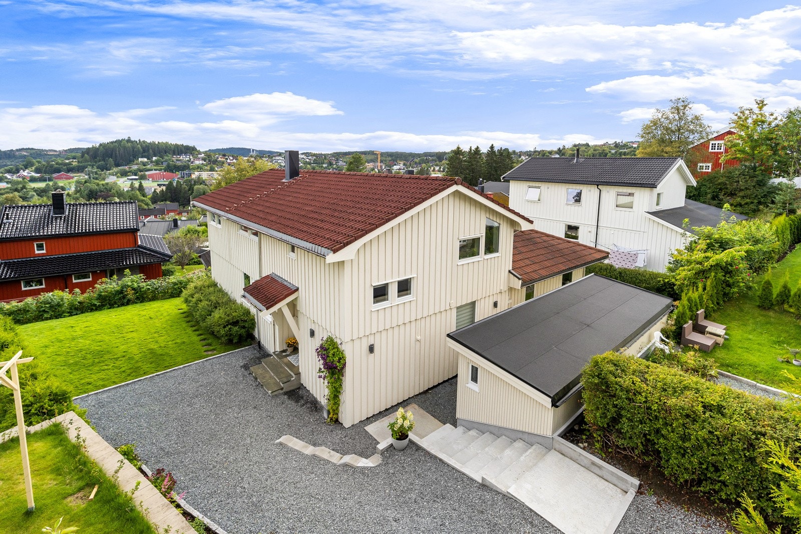 Boligen ligger i lett skrående terreng mot sør og nyter godt av optimale solforhold og en fin utsikt. Galleribilde