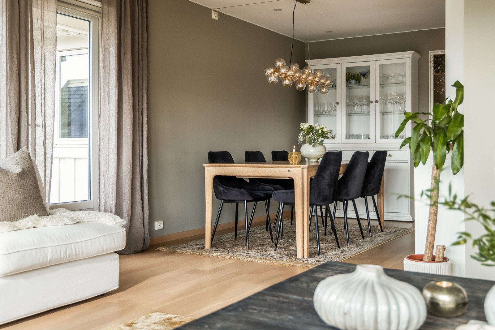 Fra stuen er utgang til sørvendt terrasse. Terrassen er på 24m² og har særdeles gode solforhold fra ca. kl. 12 til 22 på sommerstid. Galleribilde