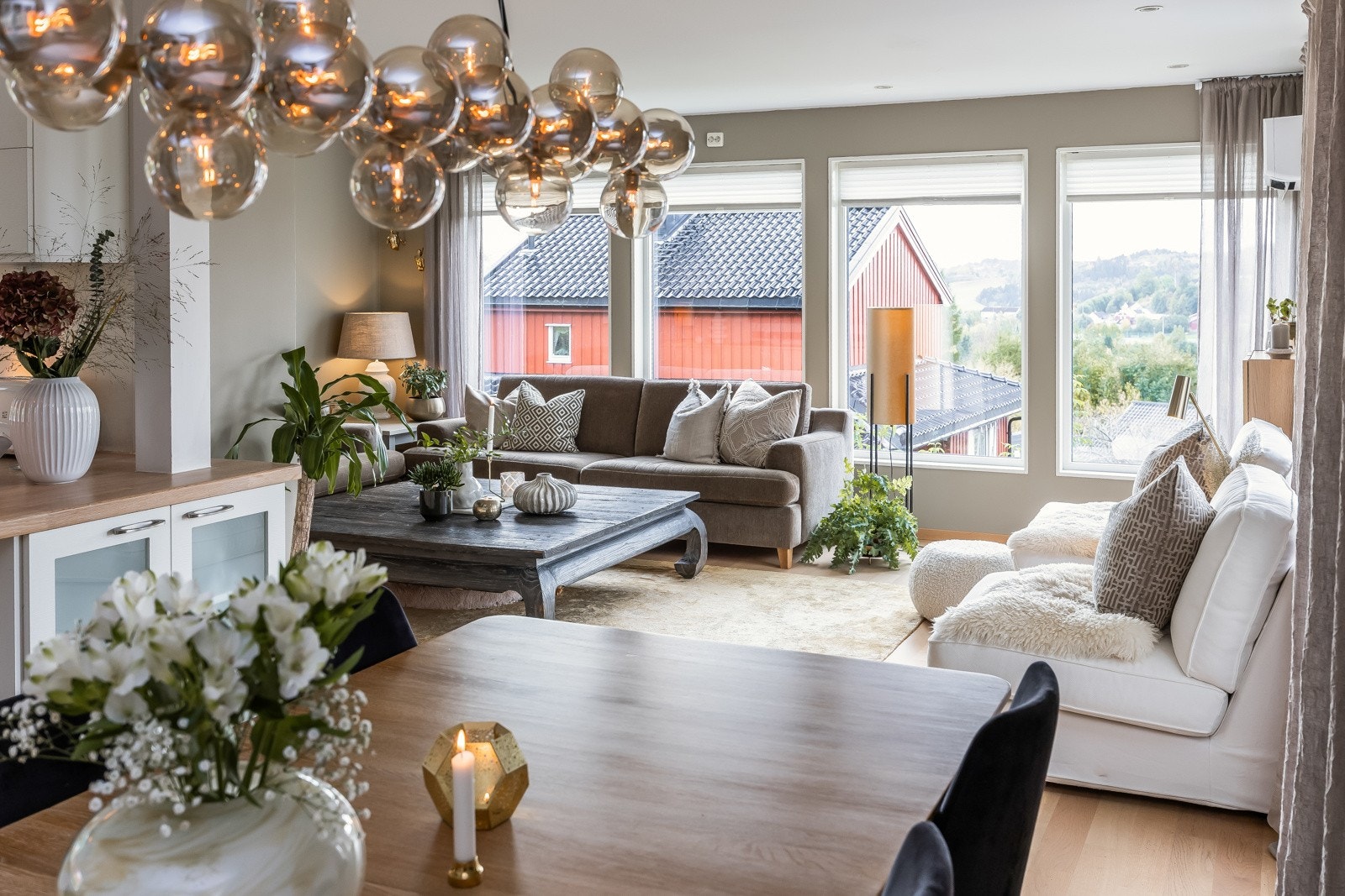Stuen er lett å innrede og har flere naturlige soner med god plass for sofagruppe og større spisebord. Galleribilde