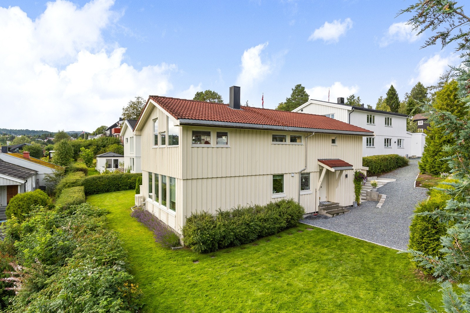 Meget flott og velholdt enebolig på Ferstad. Boligen ble bygget i 1982, påbygd i 1989 og de senere årene omfattende oppusset. Galleribilde