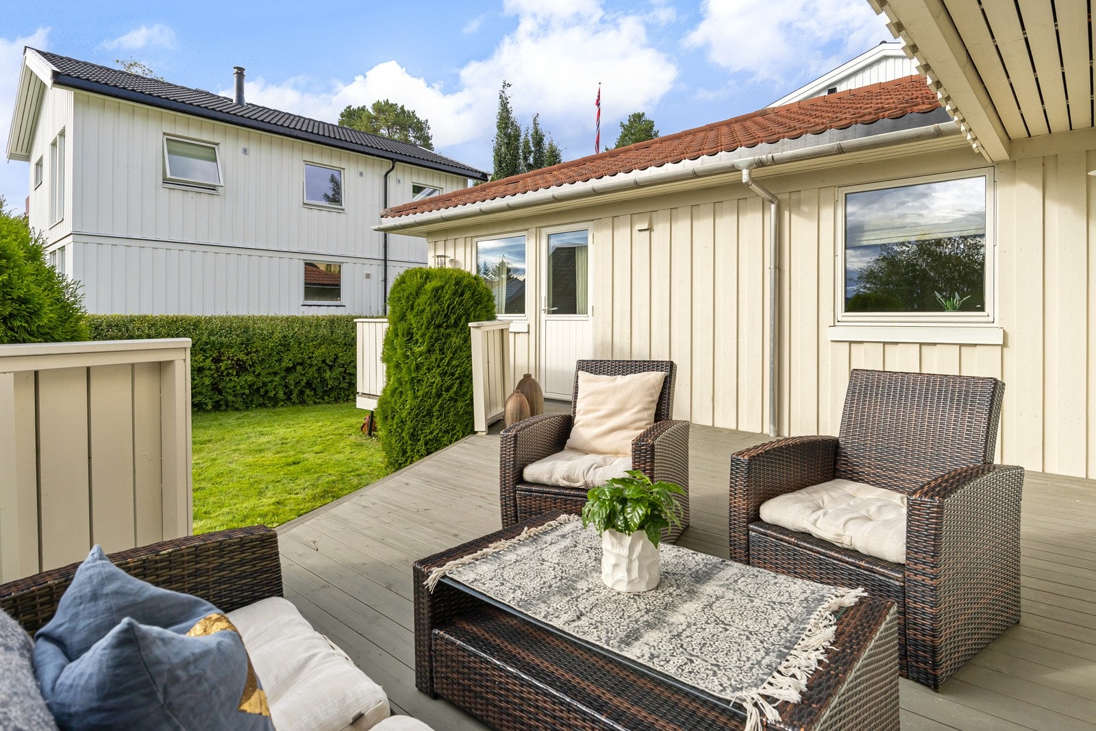 Fra stuen er utgang til sørvendt terrasse. Terrassen er på 24m² og har særdeles gode solforhold fra ca. kl. 12 til 22 på sommerstid. Morgensolen får man på østsiden ved inngangsparti. Galleribilde