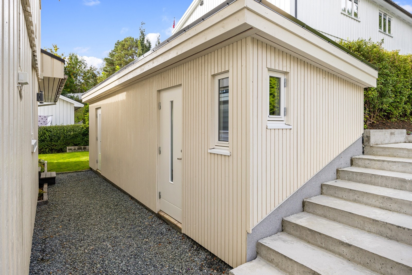 Boden er inndelt i 2 rom på ca. 5m² og 10m², mulighet for å slå sammen. Bygget er isolert i gulv, vegger og tak og lagt inn strøm. Galleribilde