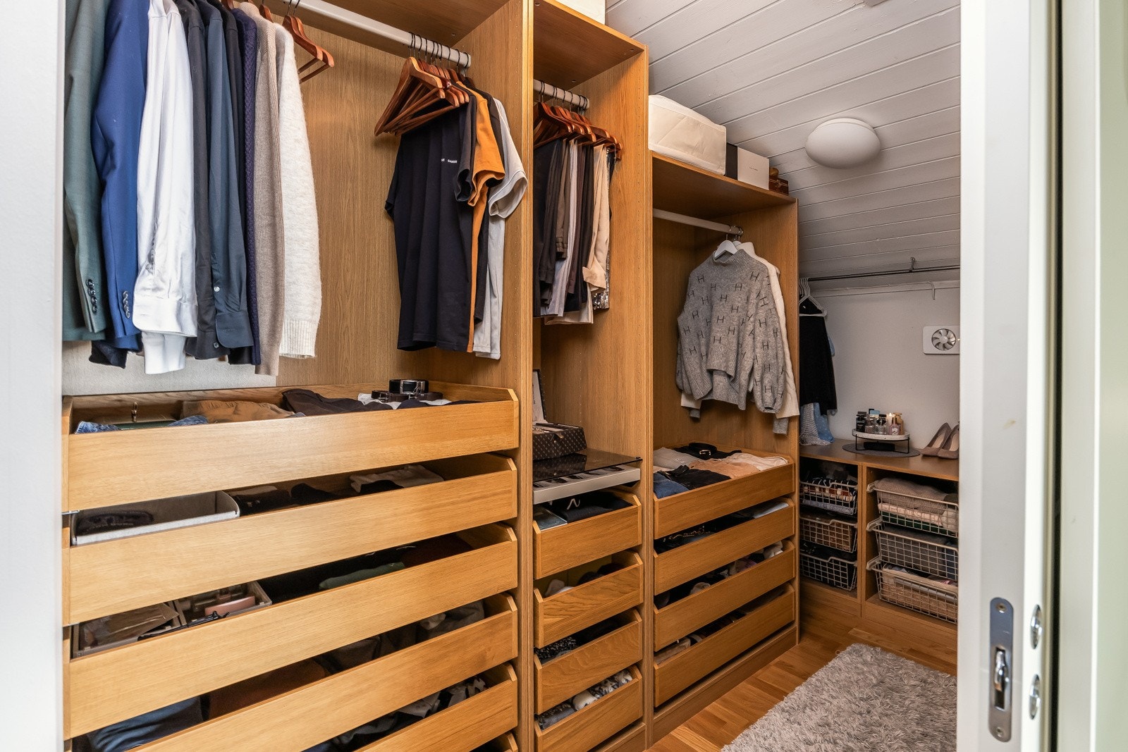 Soverom 1 har direkte adkomst til et garderoberom på 6m². Galleribilde