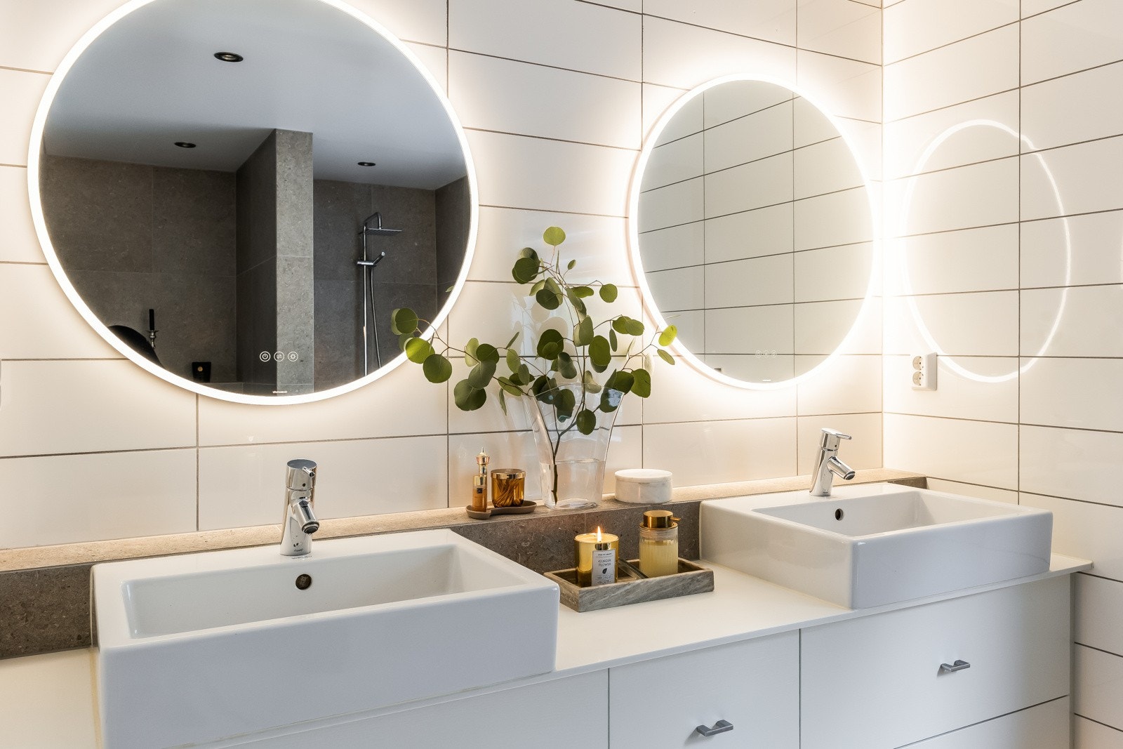 Badegulv renovert (ny påstøp, membran, sluk og fliser) i 2022, samt ny sisterne på wc, vifte og dusjarmatur. Galleribilde