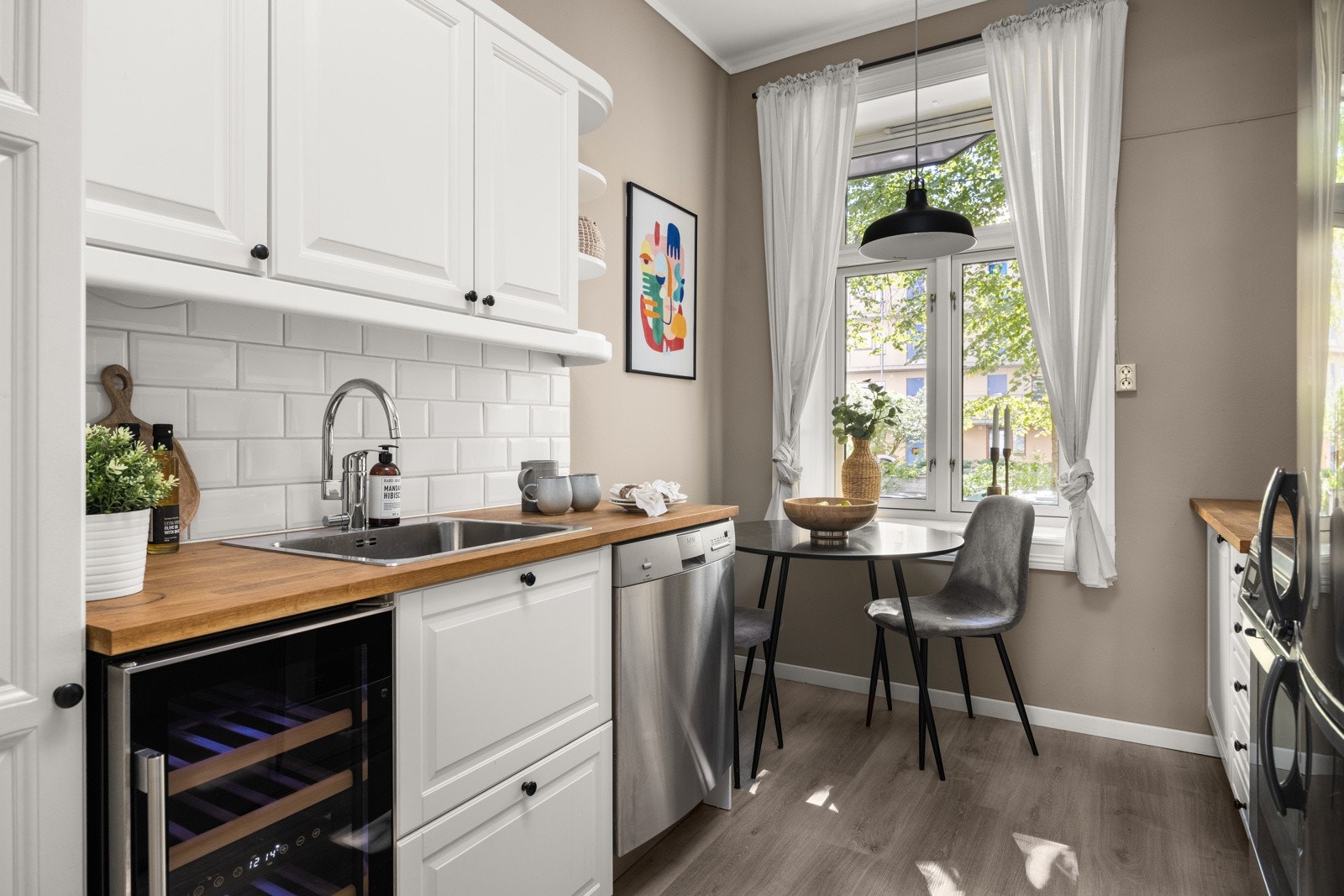 Separat kjøkken med plass til spisebord Galleribilde