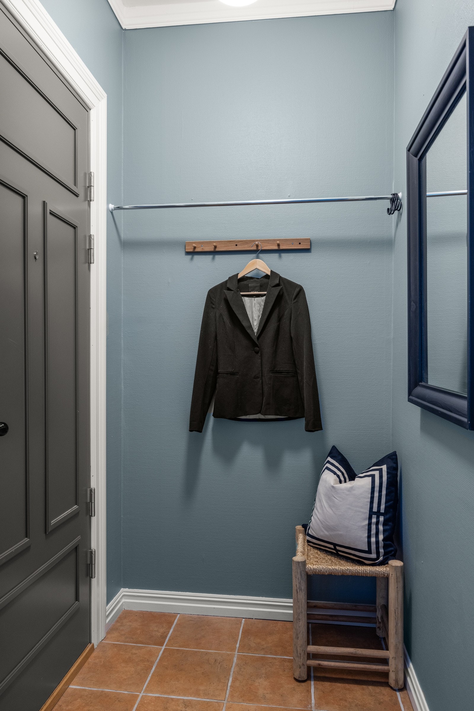 Plass til oppheng av ytterklær og plassering av sko i entré Galleribilde