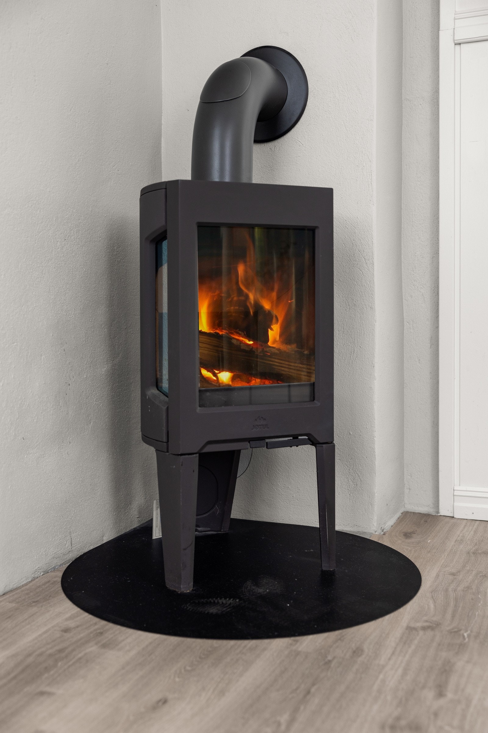 Jøtul peisovn i stuen Galleribilde