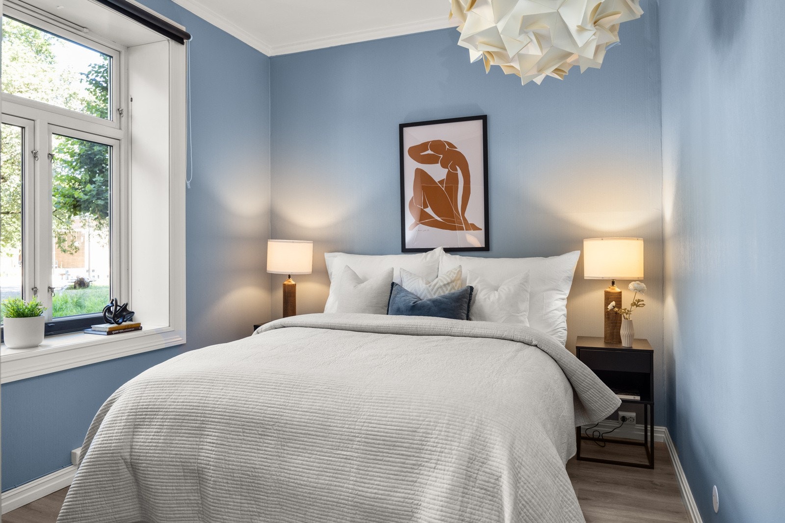 Soverom med plass til dobbeltseng, nattbord og garderobe Galleribilde