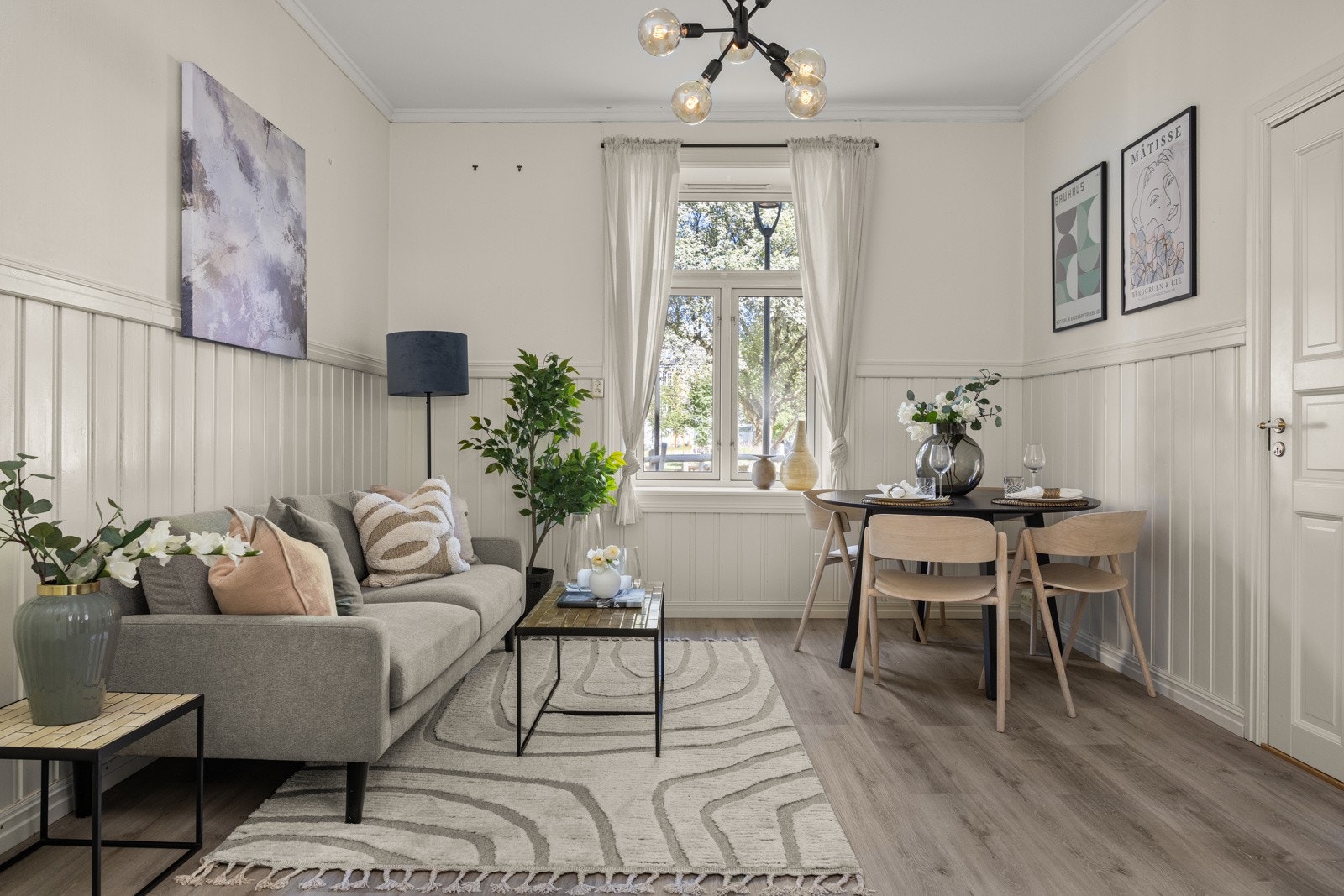 Romslig stue med plass til sofagruppe, spisebord og annet ønsket møblement Galleribilde