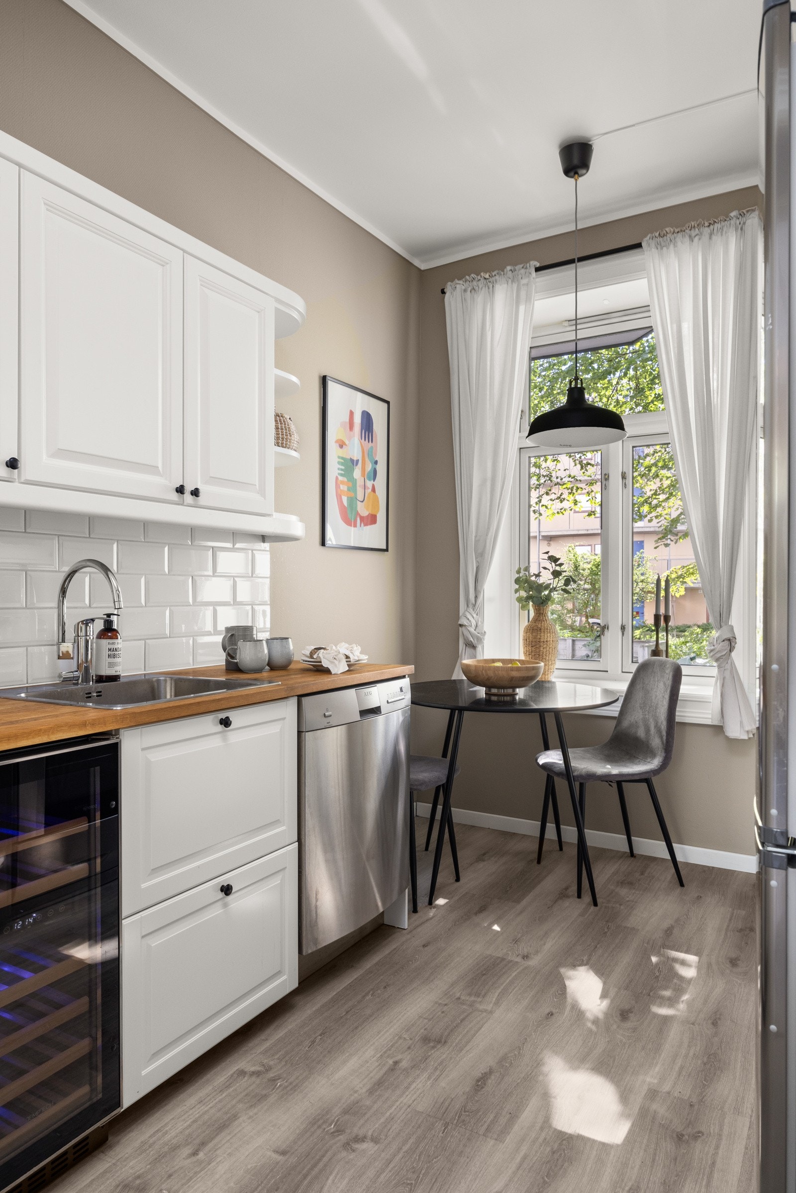 Hyggelig utsyn mot bakgård Galleribilde